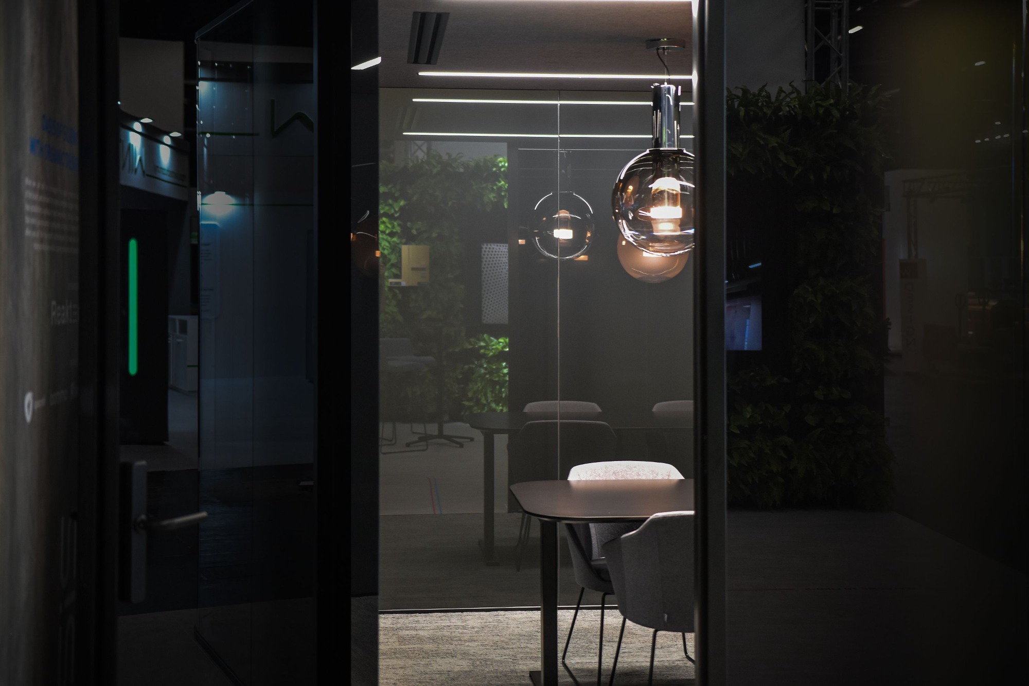 We have presented the world's first smart all-glass meeting room