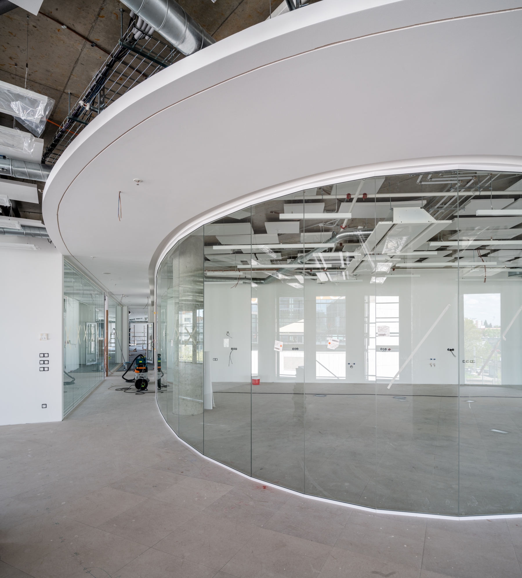 Rounded partitions in the office spaces of the Organica building.